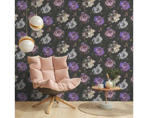 Dekorativt vardagsrumsarrangemang med blommig tapet, fåtölj och sidobord