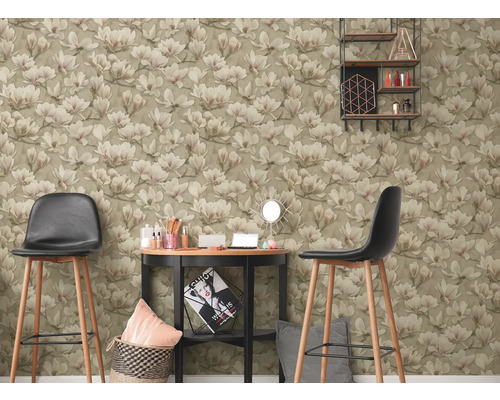 Rum med magnoliatapet, bord och barstolar