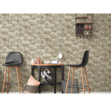 Rumsdesign med tapet med blommönster, pallar och dekorationer