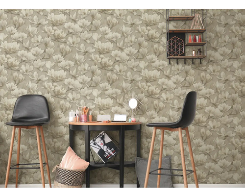 Rumsdesign med tapet med blommönster, pallar och dekorationer