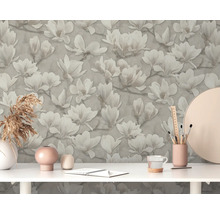 Scen med en vit arbetsyta och en vägg med tapet med magnoliamönster
