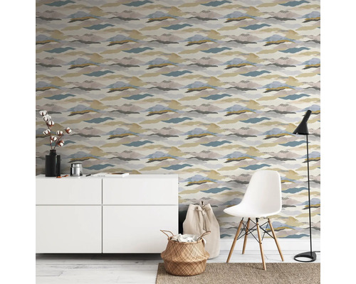 Vardagsrum med mönstrad tapet, byrå, stol och lampa