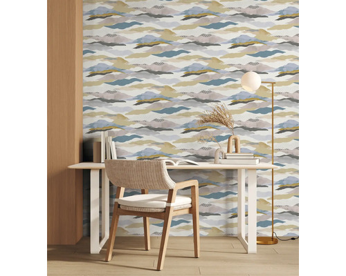 Dekorativt rum med mönstrad tapet, skrivbord, stol och golvlampa.