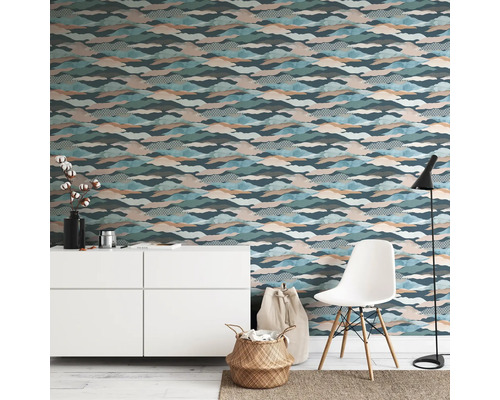 Rumsdesign med mönstrad tapet, byrå, stol och dekoration