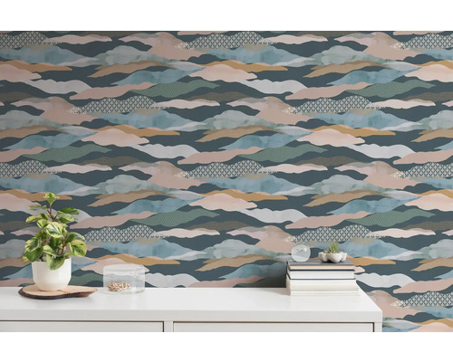 Vägg med mönstrad tapet och dekoration