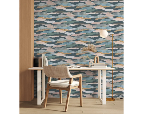 Scen med skrivbord, stol och mönstrad tapet för ett arbetsrum