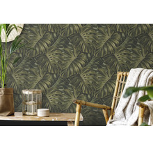 Vardagsrum med Monstera-blad tapet, bord och stol