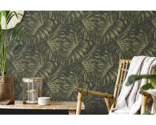 Vardagsrum med Monstera-blad tapet, bord och stol