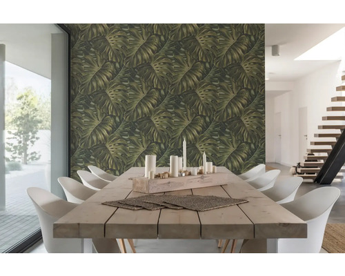 Ljus matsal med träbord, vita stolar och Monstera blad tapet