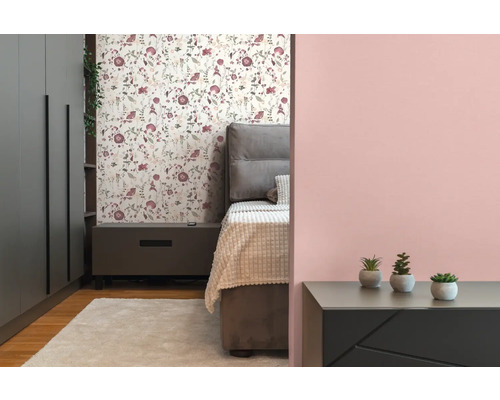 Sovrum med säng, sängbord, garderob och blommig tapet