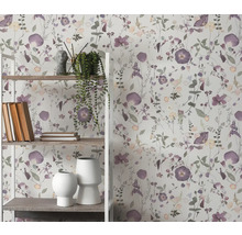 Hylla med dekoration och blomtapet