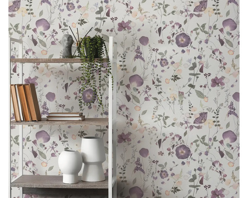 Hylla med dekoration och blomtapet