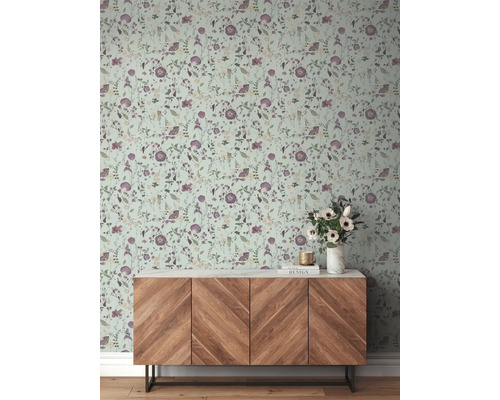 Vägg med blommig tapet och träskänk i rummet.