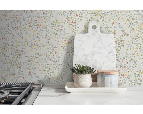 Dekorativa köksscener med blommig tapet och tillbehör