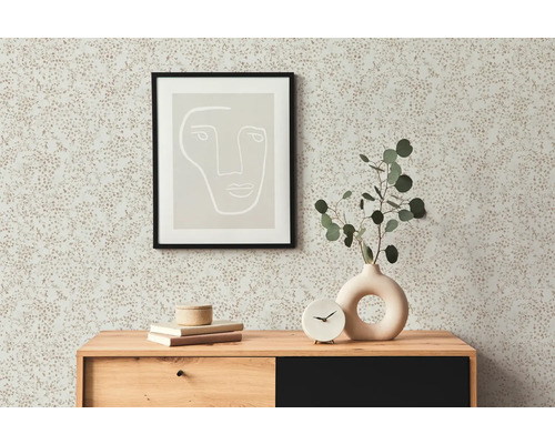 Vägg med blommig tapet, byrå, bild och dekoration