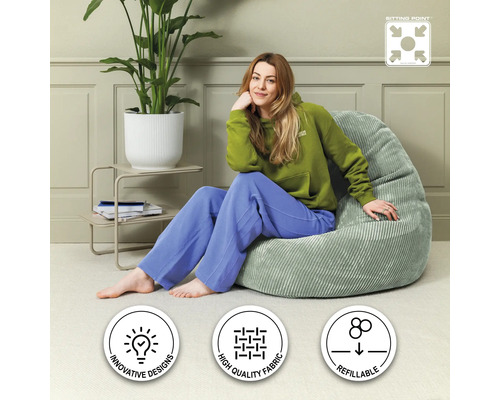 Kvinna sitter på en ljusfärgad sittpuff i manchester