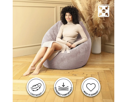 Kvinna sitter i en sittsäck gjord av ribbat tyg