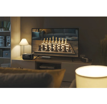 Vardagsrum med TV och bärbar kraftstation