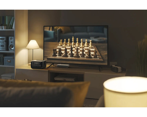 Vardagsrum med TV och bärbar kraftstation