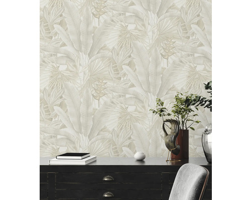 Vardagsrum med mönstrad tapet med blad och växter