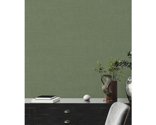 Tapet med tygstruktur i ett rum med byrå och dekoration