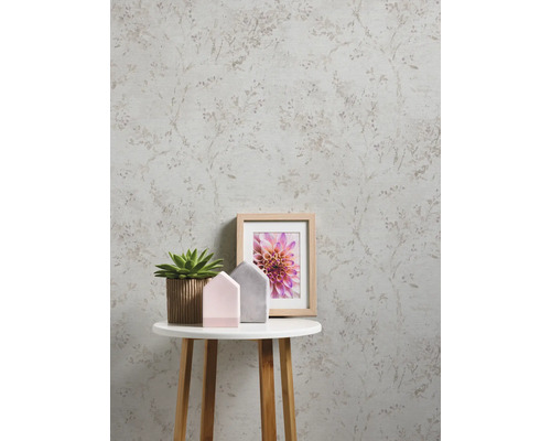 Tapet med blommönster och bordsdekoration
