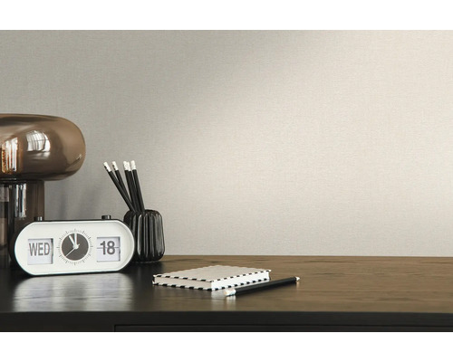 Detaljvy av en beige tapet med skrivbord och tillbehör
