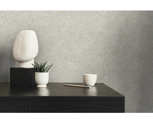 Dekorativ tapet med mönster på en byrå med dekorationer.