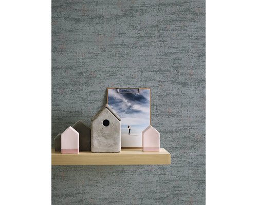 Närbild av en strukturerad tapet med dekorativa föremål på en hylla.