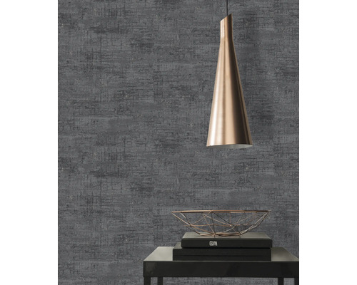 Grå strukturtapet med hängande lampa