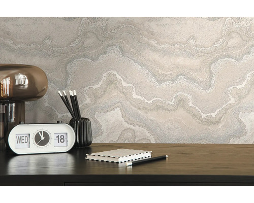 Närbild av en väggtapet med ett vågigt marmormönster på ett kontor.