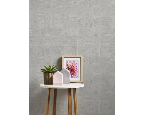 Ljus, modern väggdesign med grå tapet i kakeldesign
