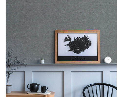 Vardagsrum med grå textilväggbeklädnad, hylla och dekorationer