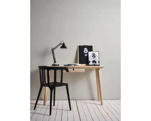 Skrivbord med lampa, stol och dekorativa föremål