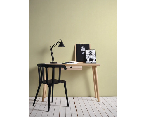Arbetsrum med skrivbord, skrivbordslampa och stol