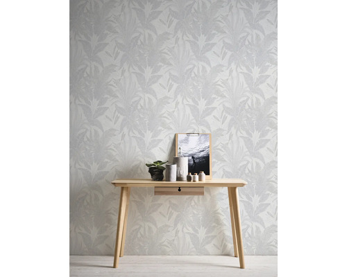 Rum med mönstrad tapet och träbord