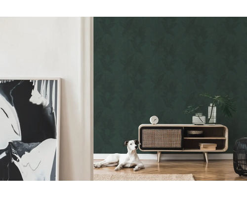 Vardagsrum med mönstrad tapet och träskänk