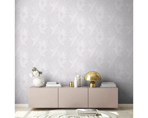 Ljust rum med mönstrad tapet, byrå, lampa och dekoration