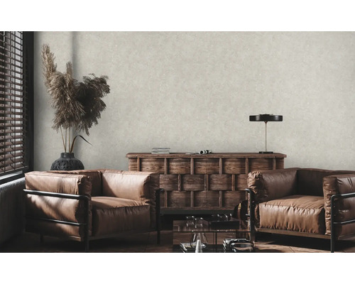 Vardagsrum med läderfåtöljer, träskänk och dekorativ blomvas för en stilfull interiör.