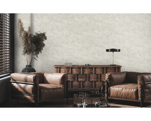 Vardagsrum med två läderfåtöljer, träbyrå och mönstrad tapet