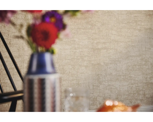 Närbild av en strukturerad tapet i ett vardagsrum.