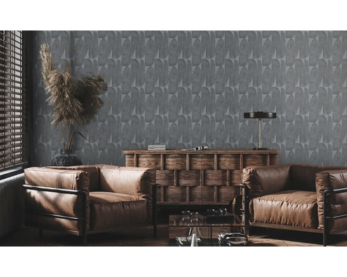 Vardagsrum med grå tapet, två bruna läderfåtöljer och en träbyrå