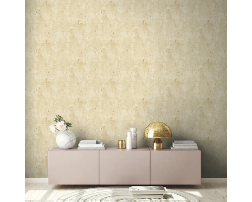 Vardagsrum med mönstrad tapet, byrå, lampa och dekoration