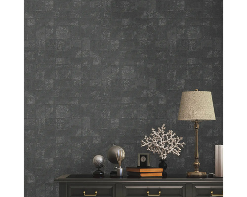 Mönstrad väggdesign med byrå och dekorativa föremål