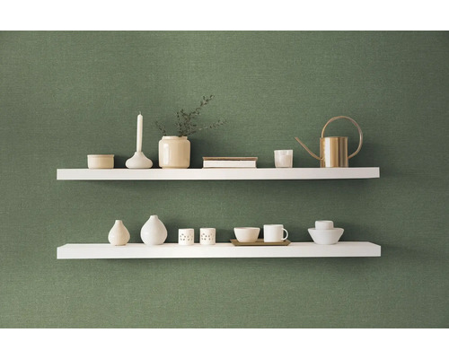 Två hyllor med dekorativa föremål på en vägg