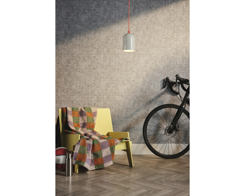 Miljö med stol, filt, lampa, cykel och dekorativ vägg