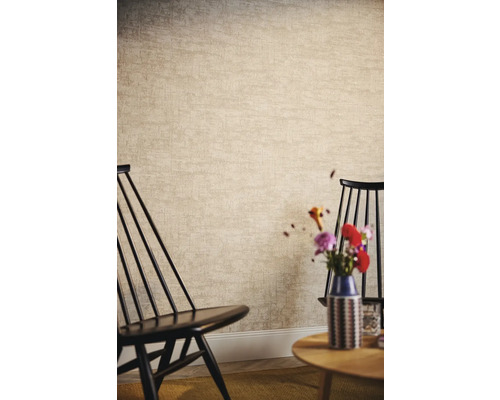 Miljö med mönstrad tapet, stolar och ett bord med blommor