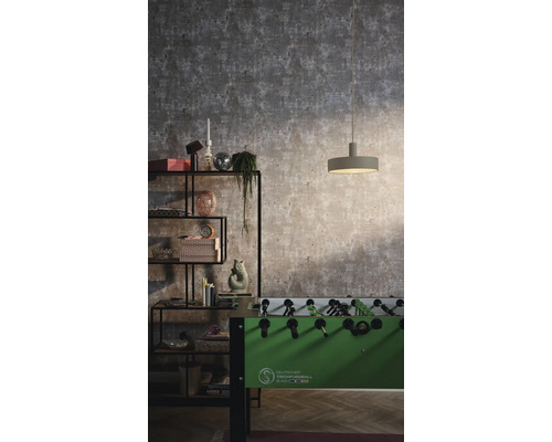 Rumsöversikt med gråmönstrad tapet, hylla, lampa och bordsfotboll