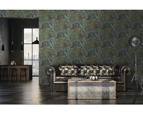 Vardagsrum med tropisk blad tapet, lädersoffa och golvlampa