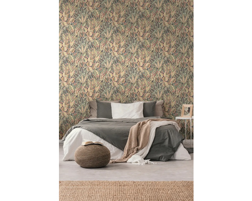 Sovrum med blommönstrad tapet, säng och sidobord